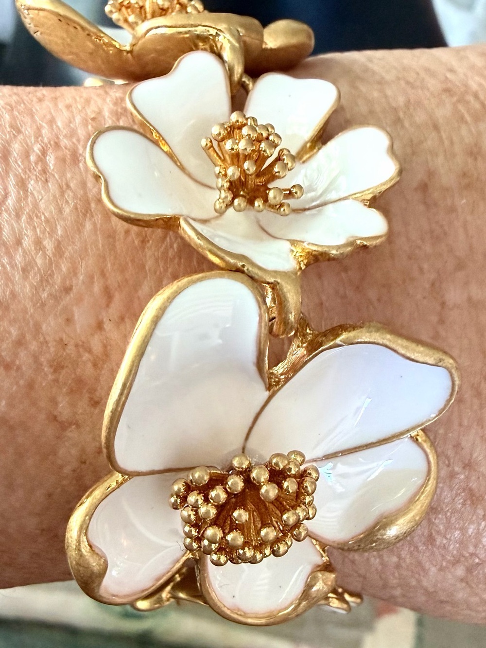 OSCAR DE LA RENTA White/Gold Enamel Flower Gardenia Bracelet Toggle / Signed - Picture 7 of 13